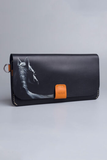 MONOCHROME STALLION - Image 5