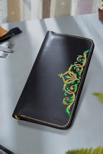 Long leather wallet with green swirl hand-painted motif for women – handcrafted by MUSHI